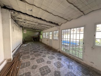 VENDO AMPLIA CASA A RECICLAR ZONA EJERCITO U$D55.000
