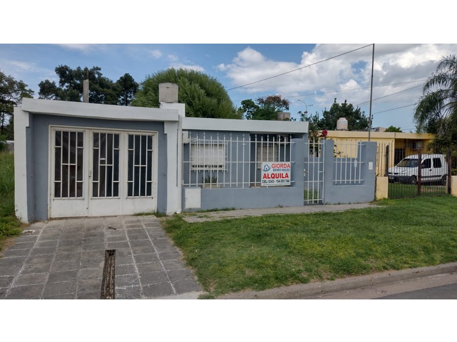VENDE: Casa calle Ñandubay, tres dormitorios