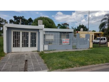 VENDE: Casa calle Ñandubay, tres dormitorios