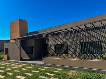 ALQUILA CASA  A ESTRENAR ZONA ACCESO NORTE 3 DORM PATIO V