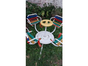 Calesita exterior para niños usada