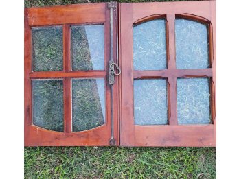 Ventana con vidrio repartido de cedro