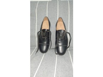 VENDO PAR DE ZAPATOS DE CUERO NUEVOS
