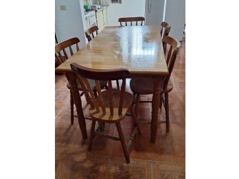 mesa de madera  y seis sillas de madera maciza.