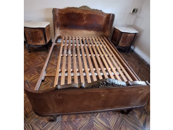 Cama dos plazas con respaldo , excelente estado .