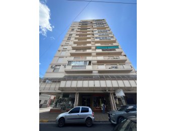 Pelegrini 194 / Departamento Dos Dormis