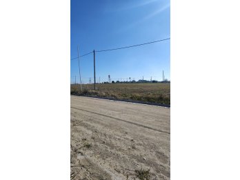 Se vende lote en esquina de 281m2 en Santa Ana (Oro Verde)