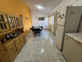 VENDO CASA DE 4 DORMITORIOS EN  CALLE SANTOS DOMINGUEZ