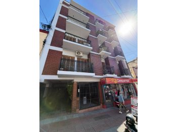 Se alquila amplio departamento en calle Andr&eacute;s Pazos.