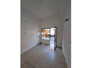 Se alquila local comercial en calle Courreges y Urquiza