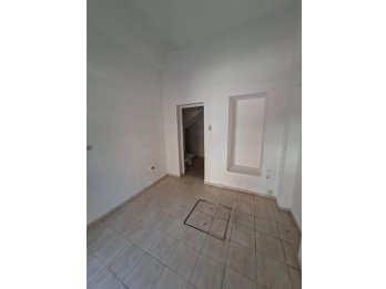 Se alquila local comercial en calle Courreges y Urquiza
