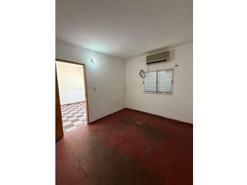 Se alquila comoda casa en calle Libertad.