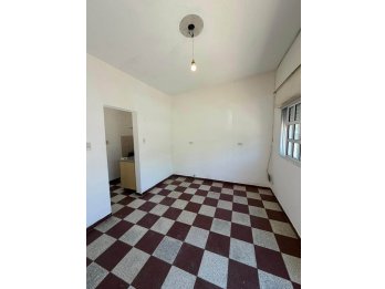 Se alquila comoda casa en calle Libertad.