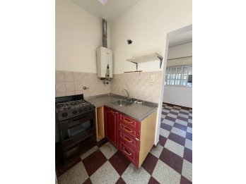 Se alquila comoda casa en calle Libertad.