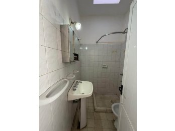 Se alquila comoda casa en calle Libertad.