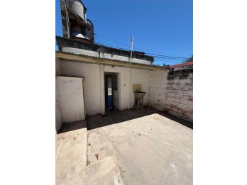 Se alquila comoda casa en calle Libertad.