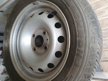 Vendo Rueda auxiliar original y neumáticos