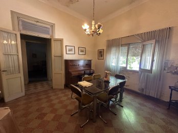 VENDO CASA ZONA CENTRO A RECICLAR. 700 m2