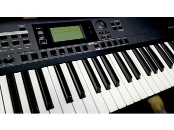 KORG i3 MUSIC WORKSTATION + ANVIL