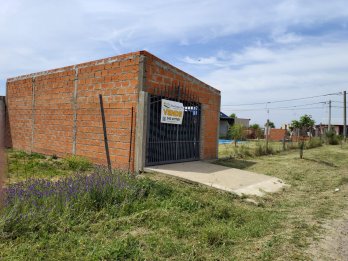 HERMOSA ESQUINA CON QUINCHO Y PILETA EN SAUCE MONTRULL