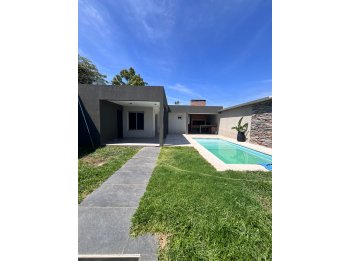 🏡 VENTA CASA 2 DORMITORIOS CON COCHERA, PATIO VERDE + PILETA Y QUINCHO