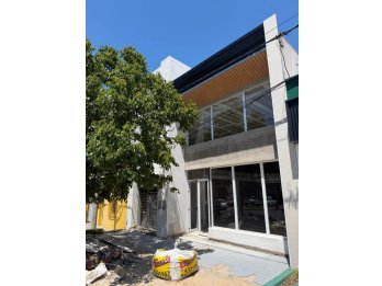 Se alquila gran local comercial en calle Blas Parera