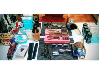 Peluquer&iacute;a / barber&iacute;a sobre avenida.