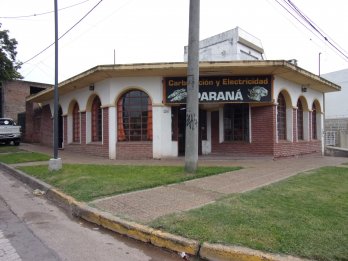 CASA CON LOCAL COMERCIAL AV CHURRUARIN