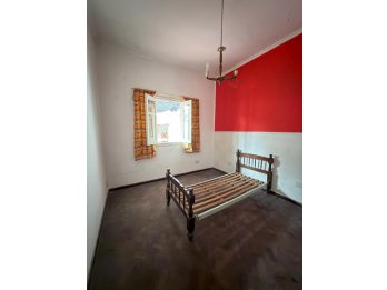 VENDO CASA 2 DORMITORIOS Y PATIO. AV RAMIREZ Y LAURENCENA