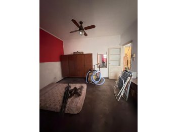 VENDO CASA 2 DORMITORIOS Y PATIO. AV RAMIREZ Y LAURENCENA