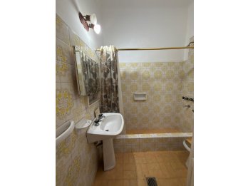 VENDO CASA 2 DORMITORIOS Y PATIO. AV RAMIREZ Y LAURENCENA