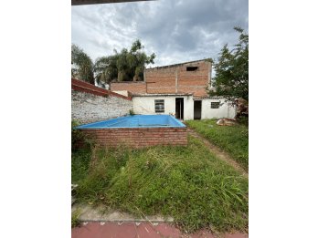 VENDO CASA 2 DORMITORIOS Y PATIO. AV RAMIREZ Y LAURENCENA