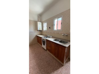 EN VENTA AMPLIO DPTO EN PLANTA ALTA - EXCELENTE UBICACION