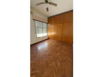 EN VENTA AMPLIO DPTO EN PLANTA ALTA - EXCELENTE UBICACION