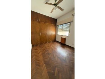 EN VENTA AMPLIO DPTO EN PLANTA ALTA - EXCELENTE UBICACION
