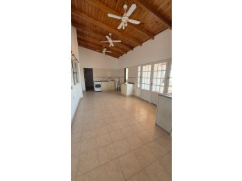 EN VENTA AMPLIO DPTO EN PLANTA ALTA - EXCELENTE UBICACION