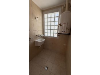 EN VENTA AMPLIO DPTO EN PLANTA ALTA - EXCELENTE UBICACION