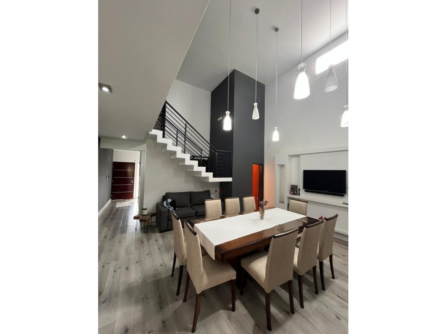 CASA 4 DORM, COCHERA PASANTE + PILETA / ZONA  ALMAFUERTE