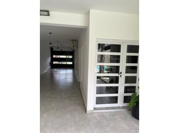 CASA 4 DORM, COCHERA PASANTE + PILETA / ZONA  ALMAFUERTE