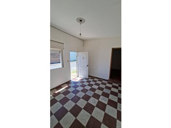 Alquilo casa de un dormitorio en calle Libertad