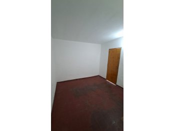 Alquilo casa de un dormitorio en calle Libertad