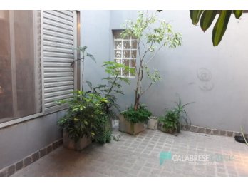 SE VENDE CASA ZONA CENTRO CON COCHERA Y JARDIN VERDE