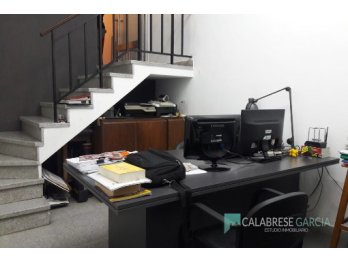 SE VENDE CASA ZONA CENTRO CON COCHERA Y JARDIN VERDE