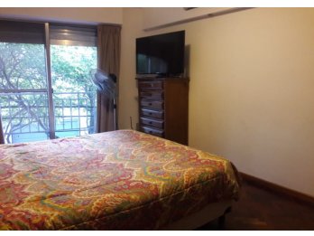 SE VENDE CASA ZONA CENTRO CON COCHERA Y JARDIN VERDE