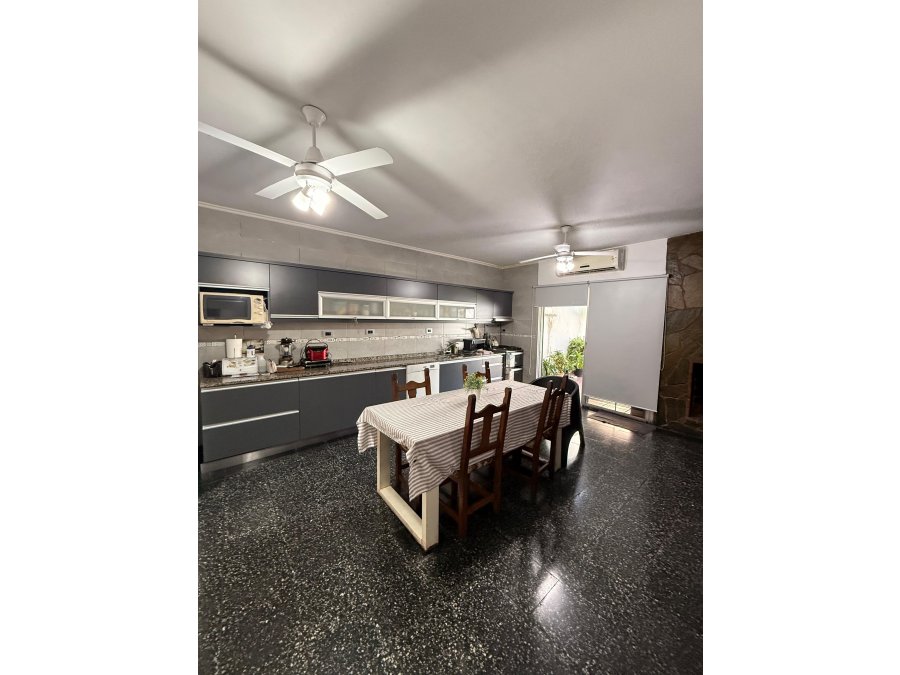 EN VENTA AMPLIA CASA ZONA CENTRO-LISTA PARA INGRESAR A VIVIR