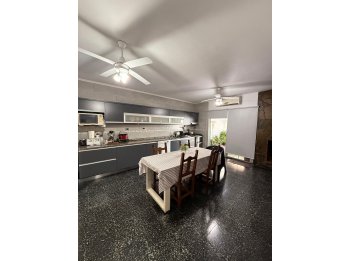 EN VENTA AMPLIA CASA ZONA CENTRO-LISTA PARA INGRESAR A VIVIR