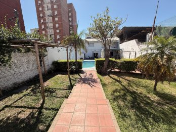 EN VENTA AMPLIA CASA ZONA CENTRO-LISTA PARA INGRESAR A VIVIR