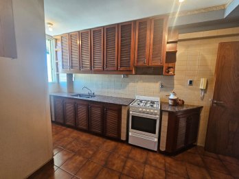 En venta piso zona centro , tres dormitorios , dos coheras !