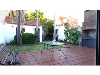 VENDO MUY LINDA CASA 4 DORM - CALLE DERQUI Y LOS DRAGONES