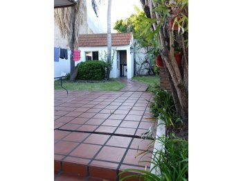 VENDO MUY LINDA CASA 4 DORM - CALLE DERQUI Y LOS DRAGONES